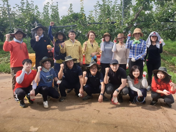 논산계룡교육지원청에서는 지난 10일 유미선 교육장을 비롯한 직원 17명과 함께 태풍 피해 복구를 위한 긴급 일손 돕기에 나섰다. / 사진제공=논산계룡교육지원청