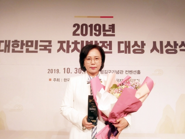 충남도의회 김연 의원(천안7)이 30일 서울 백범김구기념관 컨벤션홀에서 열린 ‘2019년 대한민국 자치발전 대상’ 시상식에서 광역부문 대상을 수상하는 영예를 안았다.