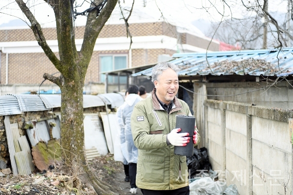 놀뫼로타리클럽(회장 이병호)는 1일 오전 10시 논산시 양촌면 도평리 일대 취약계층 주민들을 위해 ‘사랑의 연탄 나눔’ 봉사활동을 펼쳤다.  / 권오헌 기자