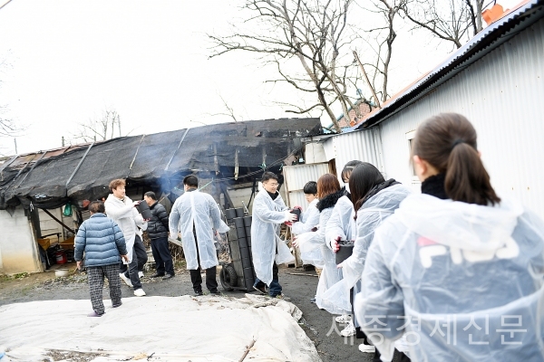 놀뫼로타리클럽(회장 이병호)는 1일 오전 10시 논산시 양촌면 도평리 일대 취약계층 주민들을 위해 ‘사랑의 연탄 나눔’ 봉사활동을 펼쳤다.  / 권오헌 기자