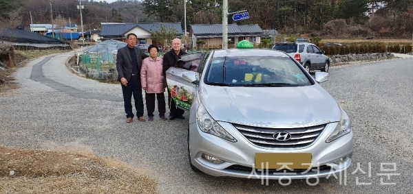 부여군이 대중교통 소외지역에 거주하는 주민들의 교통편의 제공과 지역경제 활성화를 위해 운영하는 읍면 행복택시 및 등하교택시, 읍내택시 서비스가 군민들에게 큰 호응을 얻고 있다. / 사진제공=부여군청