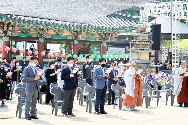 ‘코로나 19’사태로 한 달간 연기됐던 불기 2564(2020)년 '부처님오신날' 기념행사가 30일 오전 10시 논산 관촉사에서 봉행됐다. / 권오헌 기자