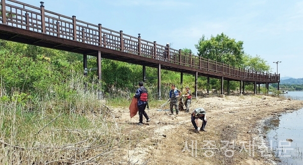 해병대논산시전우회는 지난 31일 탑정호에서 장호진 회장, 김진호 논산시의회 의장, 오인환 도의원, 전우회원 등이 참석한 가운데 탑정호내에 떠 있는 부유물 제거작업 등 수중정화활동을 실시했다. / 권오헌 기자