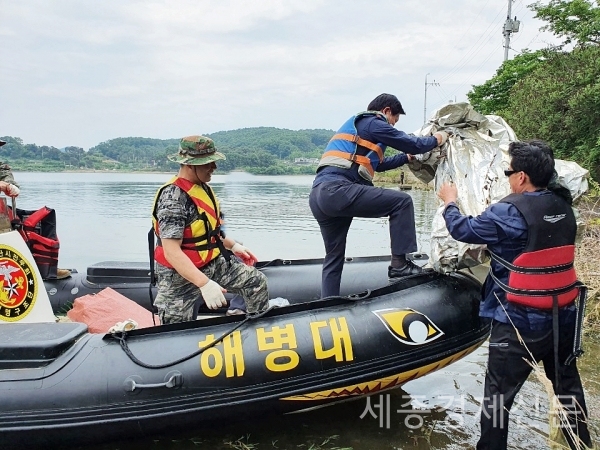 해병대논산시전우회는 지난 31일 탑정호에서 장호진 회장, 김진호 논산시의회 의장, 오인환 도의원, 전우회원 등이 참석한 가운데 탑정호내에 떠 있는 부유물 제거작업 등 수중정화활동을 실시했다. / 권오헌 기자