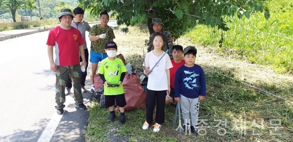 해병대논산시전우회는 지난 31일 탑정호에서 장호진 회장, 김진호 논산시의회 의장, 오인환 도의원, 전우회원 등이 참석한 가운데 탑정호내에 떠 있는 부유물 제거작업 등 수중정화활동을 실시했다. / 권오헌 기자