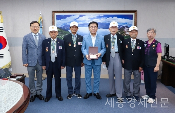 계룡시는 22일 6.25 참전유공자회 세종·충청남도 지부장(손봉진)이 내방하여 최홍묵 계룡시장에게 감사패를 전달했다. / 사진제공=계룡시청