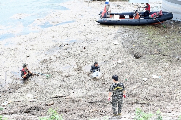 해병대전우회 충남연합회는 26일 오전 10시 각 지회 회원, 학생 등 150여명과 함께 논산 탑정호에서 해병대전우회 논산시지회(회장 장호진)의 협조를 받아 ‘2020년 강ㆍ하천 수중정화 및 환경보호 캠페인’을 실시했다. / 권오헌 기자