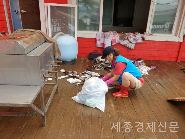 금산군의 수해복구 현장은 도움의 손길이 절실하게 필요하다. 국제로타리3680지구 11지역 로타리안들이 수해복구에 팔을 걷어붙였다. / 권오헌 기자