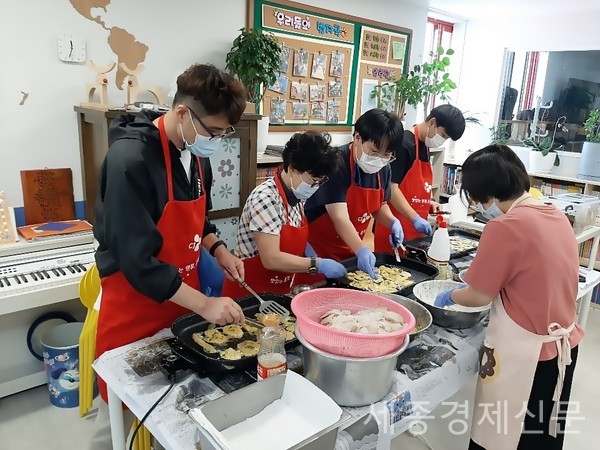 국중숙 논산시지역아동센터협의회장과 회원들이 정성스럽게 추석 음식을 만들고 있다. / 권오헌 기자