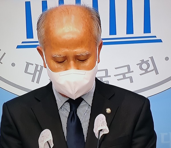 이용우 의원이 7일 국회에서 가상자산을 제도화하는 법안을 대표발의한다는 기자회견을 하고 있다. 